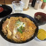 篠栗うどん - 引きつけ合うカツ丼と沢庵と吸い物。万有引力働いております。