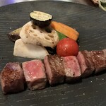 296763206 - 特選黒毛和牛雌牛A5ランクサーロインステーキと季節の焼き野菜