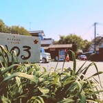 活魚ランチ専門店 海のる - 丁字路角の看板の両辺に10台分程の駐車可