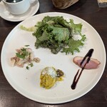 クッチーナ イタリアーナ アリア 六本木 - ワンプレートに盛られたサラダと前菜