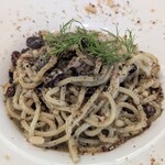 クッチーナ イタリアーナ アリア 六本木 - パン粉、松の実、レーズンがアクセント。あまり見えないけれど中にはイワシがしっかり入っており、生パスタとよく絡みます。