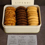 LIFENRI - 左から キャラメルノワゼット、ガレットブルトンヌショコラ、ディアマンバニーユ。8枚ずつが3列に並べられている。