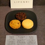 LIFENRI - [左]キャラメルノワゼット、[奥]ガレットブルトンヌショコラ、[右]ディアマンバニーユ。