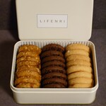 LIFENRI - “塩” をテーマにした「サブレアソート ラメール缶」(3180円)。“ラメール” はフランス語で “海”。すなわち、海のサブレ缶だ。