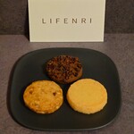 LIFENRI - [左]キャラメルノワゼット、[奥]ガレットブルトンヌショコラ、[右]ディアマンバニーユ。