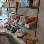 LIFENRI - 壁際に並ぶサブレ類。