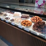 LIFENRI - こちらは焼菓子とチョコレートなど。