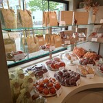 LIFENRI - 窓際に並ぶ焼菓子類。贈答用の箱や袋も飾られている。