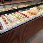 LIFENRI - 美しく美味しそうなケーキの並び。苺のティラミス(左から2番目)とイチゴのショートケーキ(右端)が心に残る。