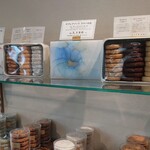 LIFENRI - ラメール缶の左側は、季節限定の “サブレアソート ウルーズ缶”。内訳は、クランベリーピスタージュ、カルダモンレモン、カモミールの3種類。