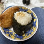 伊勢屋餅菓子店 - いなり、葉とうがらしおにぎりをチョイス♬