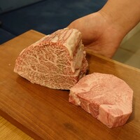 KALM - 兵庫県産太田牛雌牛30ヶ月飼育シャトーブリアン(左)と牛タン(右)