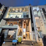 肉割烹 赤坂喰心 - お店はこのビルの１階