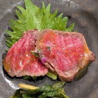 肉割烹 赤坂ゆうが - 牛たたき　黄身醤油掛け