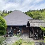 手造りそば 打墨庵 加瀬 - お店の脇には待ち客さん様の東屋