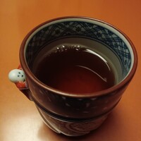 いけす無門 新宿 - 温かいお茶、冷たいお茶、お冷の選択があって、温かいお茶を選択したら湯飲みが可愛くて可愛くてほっこり♪