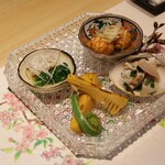 鮨 幸 - 先付け(焼き筍、蛤の木の芽和え、桜海老のしんじょう、メバルの煮付け)