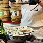 樽酒と蕎麦VIBES - マッシュルームのカルパッチョ仕上げ中