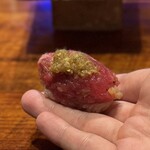 296793486 - 上に乗っているのは山葵の茎