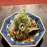 Ji-Cube - 2皿目
                  鰆の生姜ソースがけ、新玉ねぎ、薬味。
                  