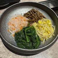 個室焼肉 牛姫 恵比寿本店 - ナムル盛り合わせ 4人分
