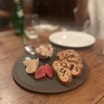 清澄白河 フジマル醸造所 - 北海道"ELEZO"社 放牧豚のリエット(バゲット付)