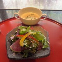 ステーキ円山 - アンチョビサラダとじゃがいものポタージュ