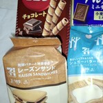 セブンイレブン 京急ST蒲田改札内店 - レーズンサンドはですねェ、以前両親と函館旅行に行った時の、お土産として購入した六花亭さんのマルセイバターサンドを想い出します。楽しい旅でした。少し高級な、ビジネスホテルさんと云う感じのお宿に泊まり、