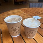 Humming Coffee - 左: 多良間の黒糖カフェラテ  右: ハミングラテ