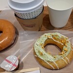 クリスピー・クリーム・ドーナツ  東京国際フォーラム店 - 嘴の端が未だ黄色くて、黒々としたお目目がキョトんとしていて、近付いても逃げなくて、それ処か向こうから、停まっていた物干し竿からふわァ～んとゆっクり、羽ばたいてガチの目の前、スノコに降りて来ました。