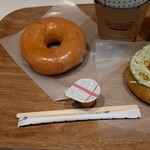 クリスピー・クリーム・ドーナツ  東京国際フォーラム店 - 差し入れてマシテね…(ちゃんと水が飲めていたかは、…？)。モオほんと、チミっちゃくて丸ッコイ、薄茶色の妖精天使の類いでしたワ…。父親が、そう…ッと人差し指を伸ばして手を出したら、ちょこンとスンナリ手に