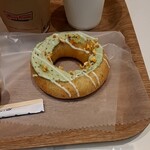 クリスピー・クリーム・ドーナツ  東京国際フォーラム店 - その時は両親も居て、父親がウワッ可愛いっお水あげよう！☆♫と母親に小さなおかず乗せる小皿に水容れたものを持って来て貰い、雀チャンの目の前に置いたら、チョンチョン=3とミニちんまい黄色パッキンを水面に