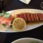 Ruth's Chris Steak House - ハッピーアワーで「アヒ」をお得に。