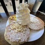 Eggs 'n Things - パイナップル、ココナッツ、マカデミアナッツのパンケーキ（16ドル）