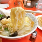 木蘭 - 今は手延べじゃないけど
      柔らかめの縮れ麺も特徴的♡