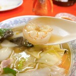 木蘭 - 五目ラーメンの紅一点、海老(*^^*)
