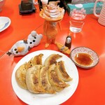木蘭 - 蒸し焼きの餃子です♡
      ぜひとも食べて欲しい人気の餃子