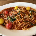 ALOHA TABLE Waikiki - ほうれん草とトマトのパスタ。ここはパスタも美味しいです。