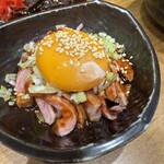 もつ焼 かど - かしらユッケ