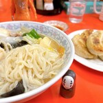 木蘭 - この縮れ麺の五目ラーメンと、大きな餃子
      1番好きな組み合わせです◎