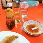 木蘭 - なので、いつも餃子はお酢とコショウ派ですが
      今日は、醤油と辣油で……