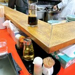 木蘭 - お隣りのお客さんが、醤油が詰まっているので
      新しいのを貰って、こちらへまわしてくれました