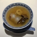 296807541 - 季節の食材を使った薬膳スープ、大きめのフカヒレは下の方に