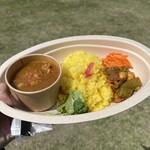 カレーと百姓 - イベント用カレーセット。お野菜も付いてて嬉しい。