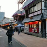 ドムドムハンバーガー 浅草花やしき店 - 赤い暖簾に瓦屋根。隣のテントで食べる