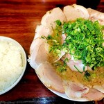 らーめん2国 - チャーシューらーめんと中ライス