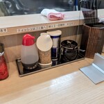 博多ラーメン 鶴や - 紅生姜、タレ、ゴマ、胡椒、にんにく