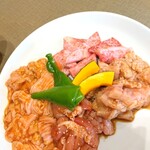 大昌園 - 左から上ホルモン、鶏、上カルビ、上ミノ