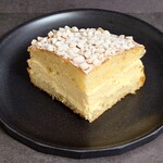 エシレ パティスリー オ ブール - カット品を中央側から見る。