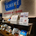 エシレ パティスリー オ ブール - ガレット、プティフール、サブレグラッセなどの缶入り商品や、エシレバターの箱入り商品などが並ぶ。贈答品でもらったら嬉しくなるだろう。